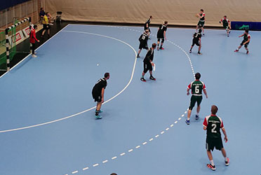 Handballer mit und ohne geistige Behinderung beim Handballspiel auf dem Feld