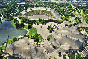 Das Bild zeigt den Olympiapark München aus der Vogelperspektive.