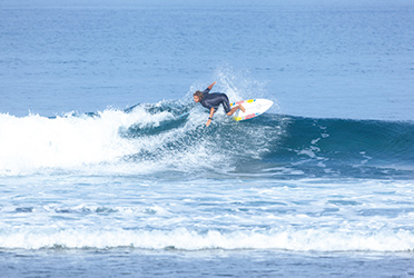 Das Bild zeigt einen Surfer auf einer Welle. (verweist auf: Inno­vations­projekt im Surfen erfolg­reich abge­schlossen)