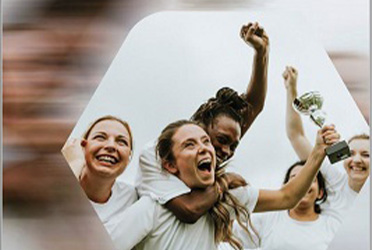 Das Bild die Publikation Strategiepapier Frauen und Mädchen im Sport. Auf dem Bild wird  eine Gruppe Frauen gezeigt, die jubelt. Eine der Frauen streckt einen Pokal in die Höhe. (verweist auf: Frauen und Mädchen im Sport – Veröffentlichung des Strategiepapiers und Aktionsplans)