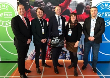 Das Bild zeigt vier Männer und eine Frau, die sich für das Foto nebeneinander gestellt haben und in die Kamera blicken (verweist auf: Anti-Doping: BISp beim WADA-Symposium und iNADO-Workshop)