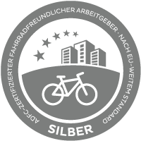 Das Bild zeigt das Zertifikat "Fahrradfreundlicher Arbeitgeber in silber". Darauf abgebildet ist ein Fahrrad sowie der Text "ADFC-Zertifizierter Fahrradfreundlicher Arbeitgeber nach EU-weitem Standard".