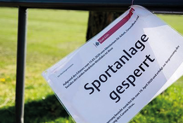 Bild zeigt Schild einer gesperrten Sportanlage (verweist auf: Covid-19 im Sport – erste Erkenntnisse)