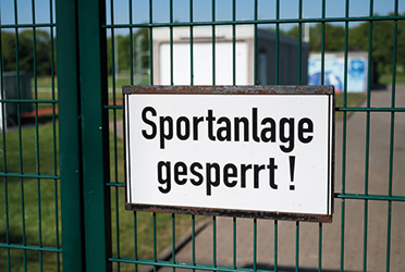 Das Bild zeigt eine Sportanlage mit einer verschlossen Tür. An der Tür hängt ein Schild, auf dem steht &#034;Sportanlage gesperrt!&#034; (verweist auf: Vorabauswertung des Sportentwicklungsberichts zur COVID-19-Thematik)