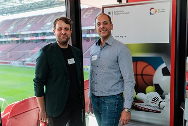 Das Bild zeigt zwei Männer in einer Loge eines Fußballstadions (verweist auf: Dr. Marc Wonneberger (BISp) neuer Vorsitzender der NADA-Kommission Prävention)