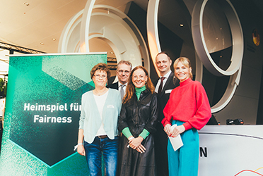 v.l.n.r. Angela Clausen, Prof. Dr. Tim Meyer, Andrea Schumacher, Dr. Lars Mortsiefer, Julia Kleine (es fehlt Prof. Dr. Ansgar Thiel) (verweist auf: Tagung zum Thema Nahrungsergänzungs- und Schmerzmittel gut besucht)