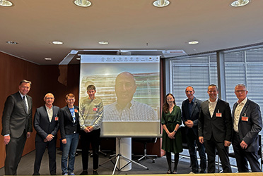 Auf dem Foto sind v.l.n.r. zu sehen v.l.n.r. MdB Stephan Mayer, Claus Weingärtner, Ines Lenze, Jun.-Prof. Dr. Ingo Helmich, Dr. Mani Rafil, Andrea Schumacher, MdB Frank Ullrich, David Schulz, Reinhard Rawe (verweist auf: BISp-Direktorin Andrea Schumacher bei Kuratoriumssitzung der Stiftung „Sicherheit im Sport“)