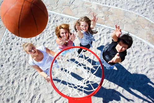 Foto zeigt Jugendliche beim Basketball