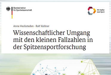 Das Bild zeigt das Cover der Publikation "Wissenschaftlicher Umgang mit den kleinen Fallzahlen in der Spitzensportforschung". Darauf ist neben dem Titel und den Namen der Autorinnen und Autoren ein Foto von einem Netzwerk aus Pfeilen und Kreisen.